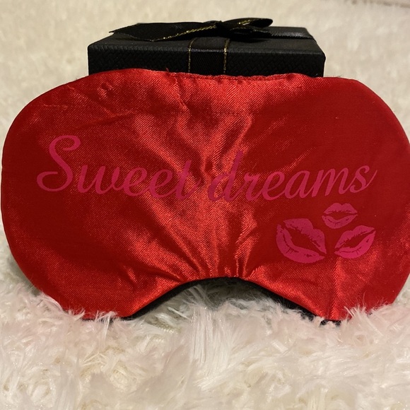 RED SHINY SWEET DREAMS / LIPS KISSES SLEEP EYE MASK BLACK BACK & ELASTIC… - Picture 3 of 9